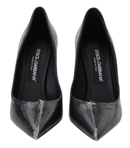 Elegantes tacones con detalles dorados y negros