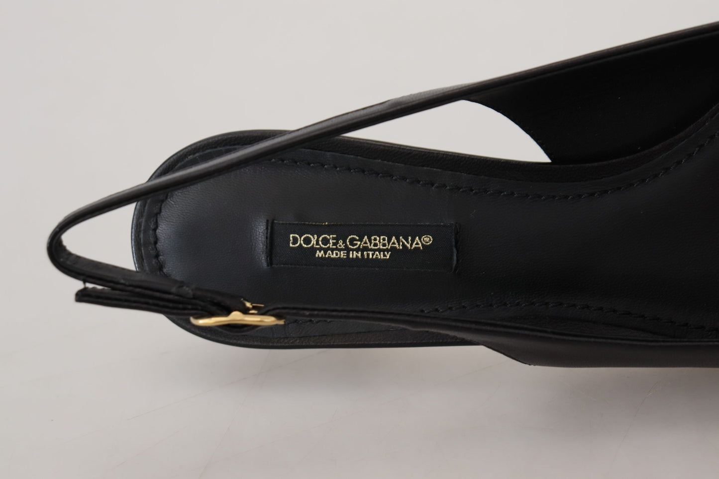 Elegantes zapatos de tacón de tiras de cuero negro