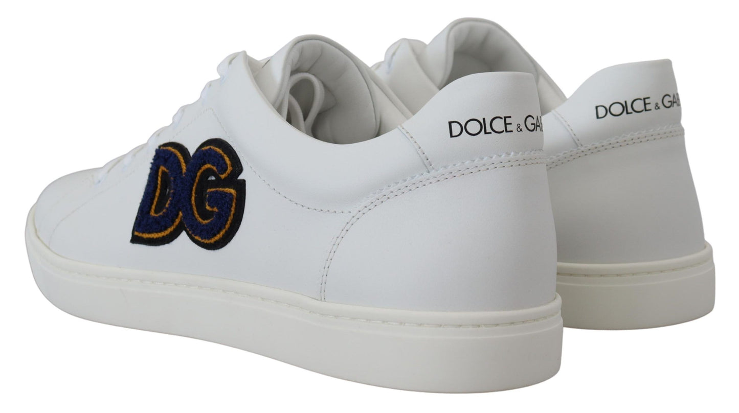 Elegantes zapatillas blancas de piel para hombre