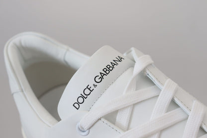 Elegantes zapatillas blancas de piel para hombre