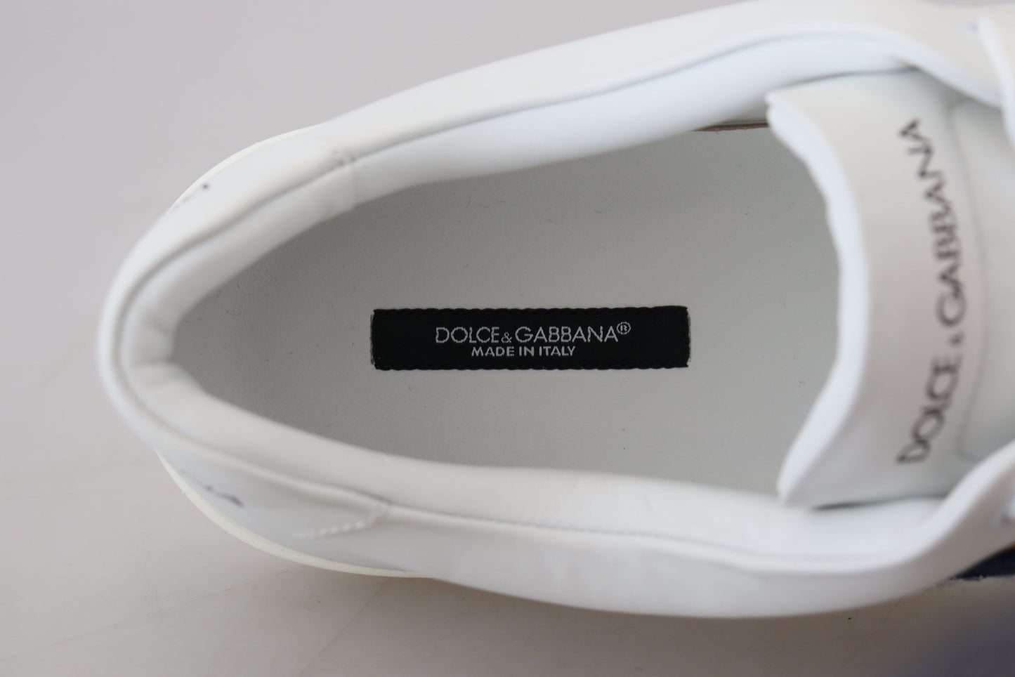 Elegantes zapatillas blancas de piel para hombre