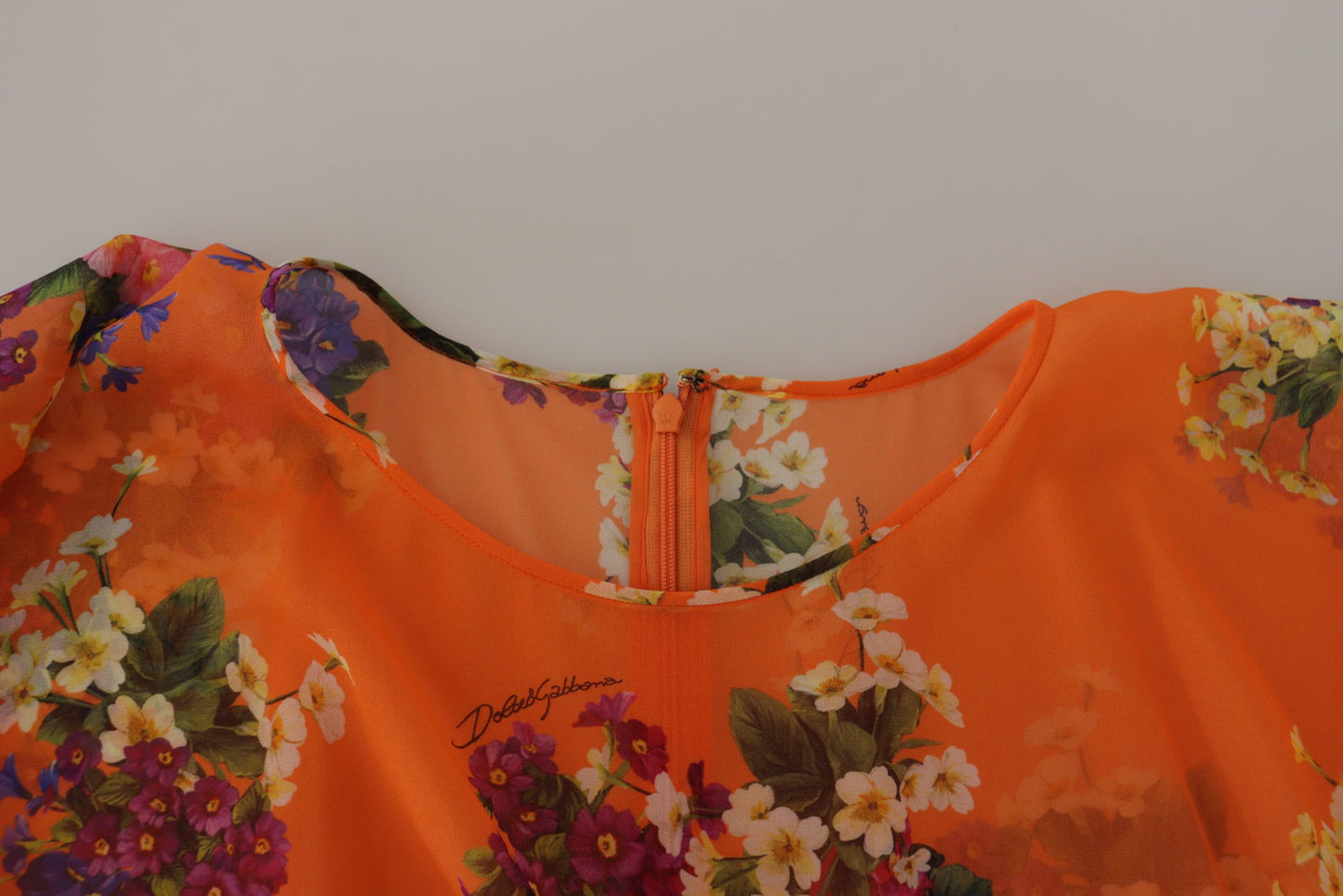 Elegante blusa de seda floral con cremallera en la espalda