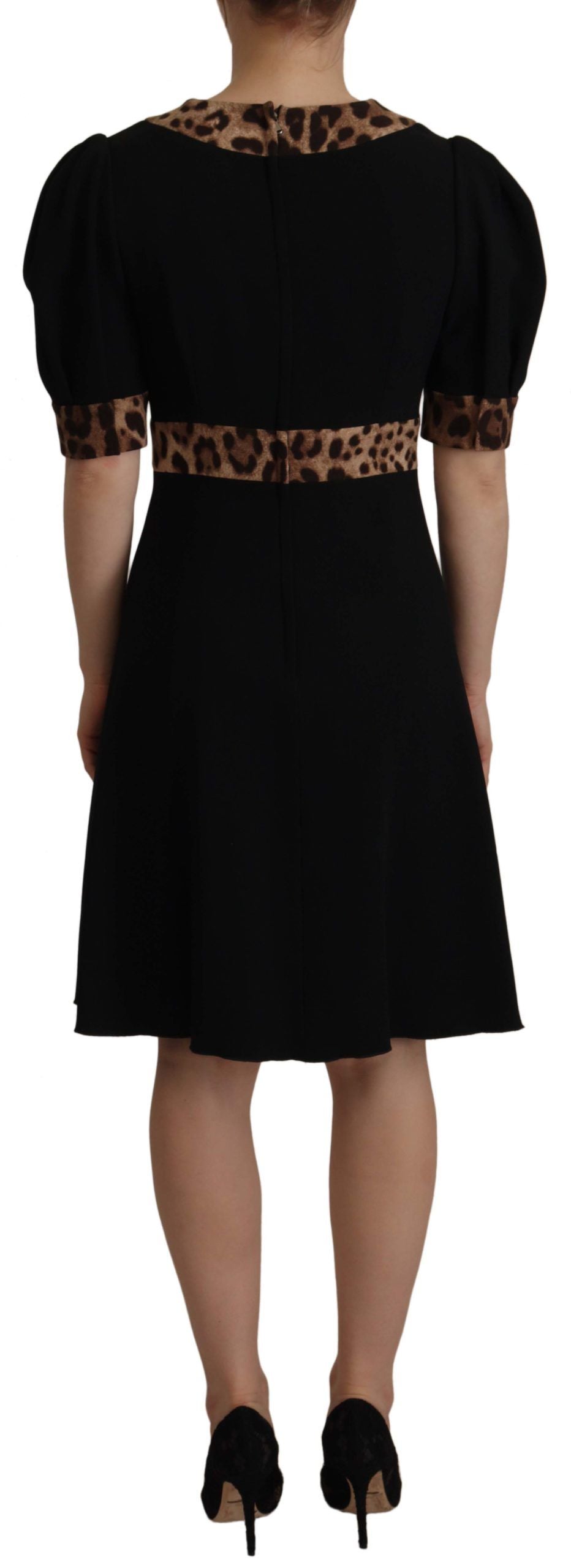 Elegante vestido negro de corte A con escote en V