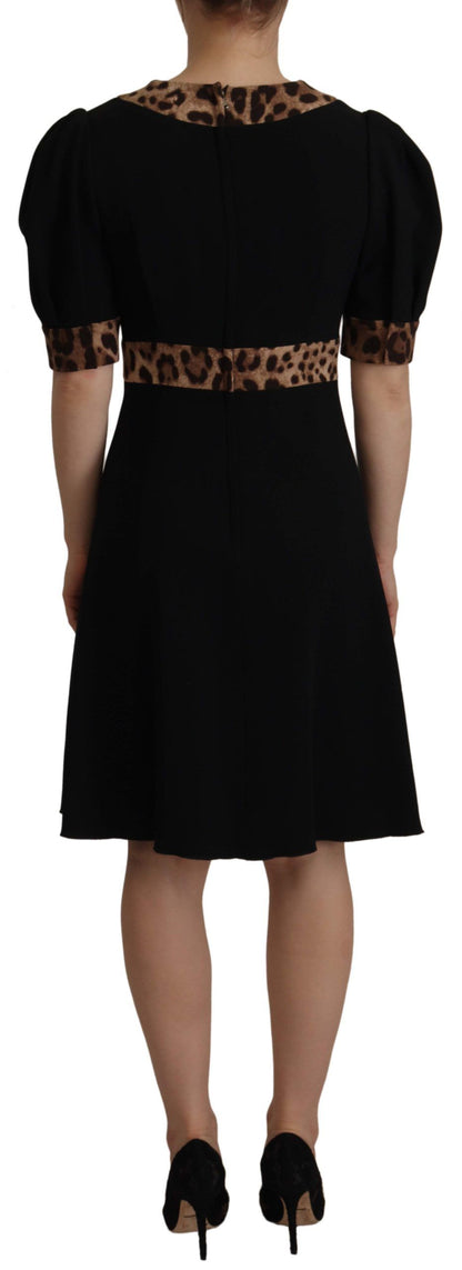 Elegante vestido negro de corte A con escote en V