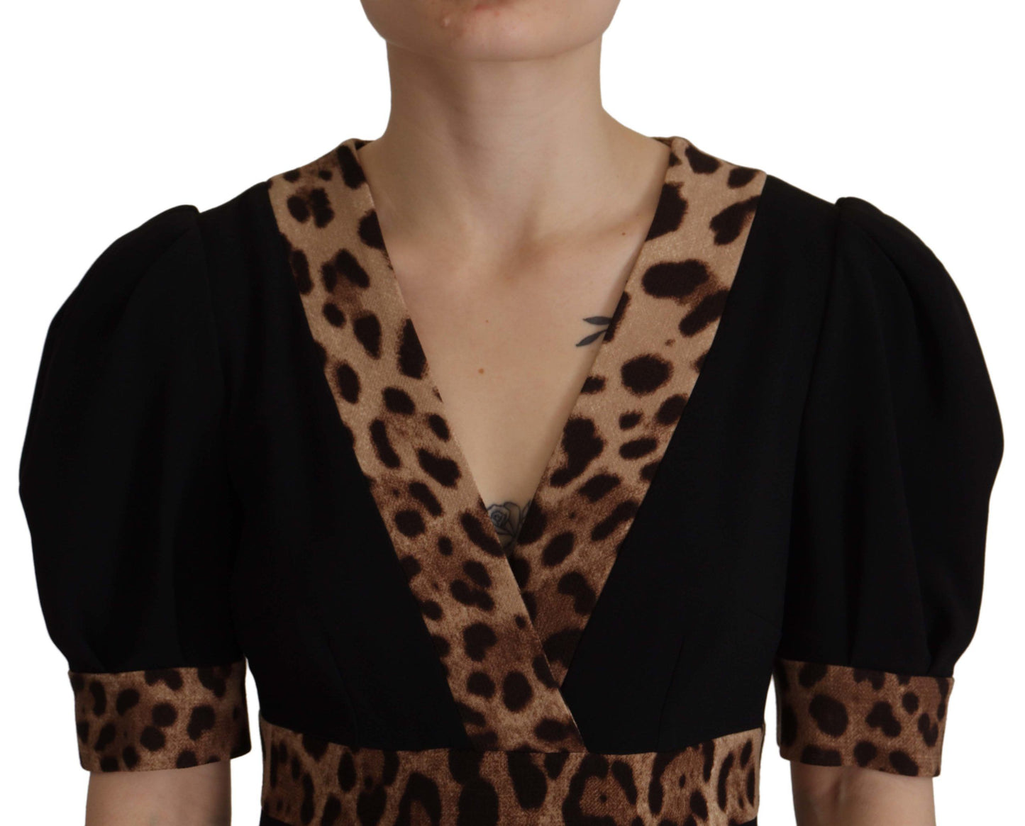 Elegante vestido negro de corte A con escote en V
