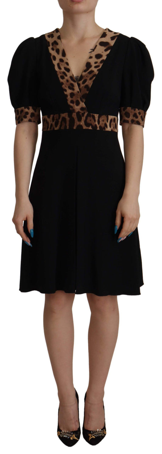 Elegante vestido negro de corte A con escote en V