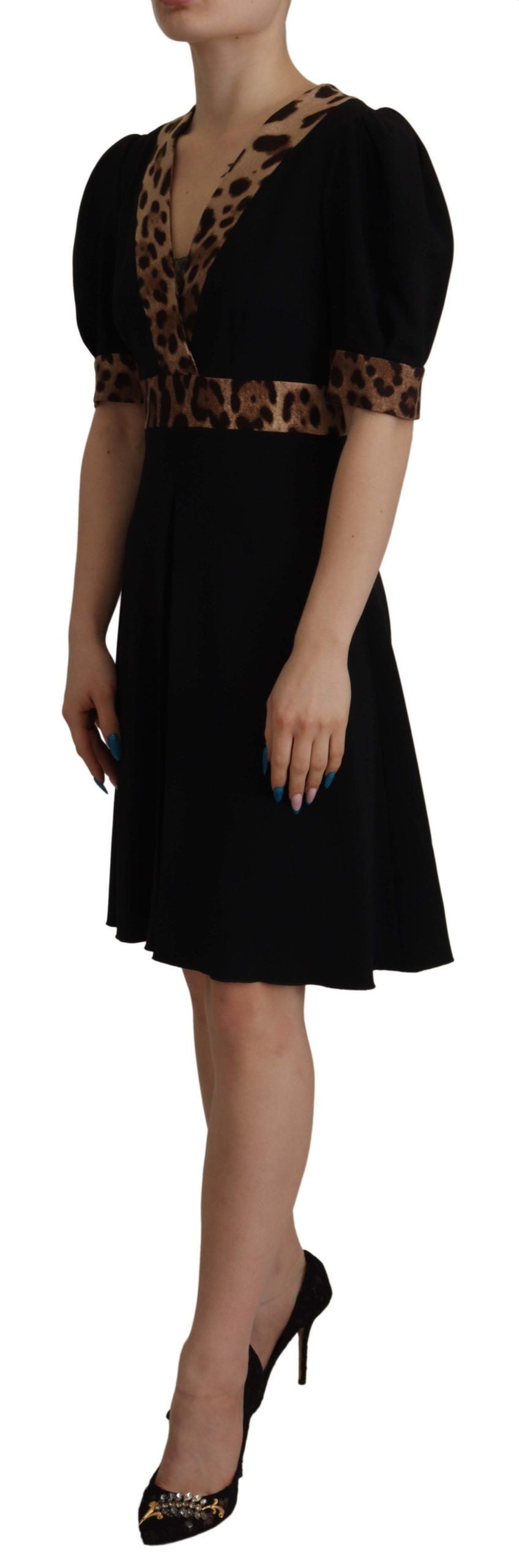 Elegante vestido negro de corte A con escote en V