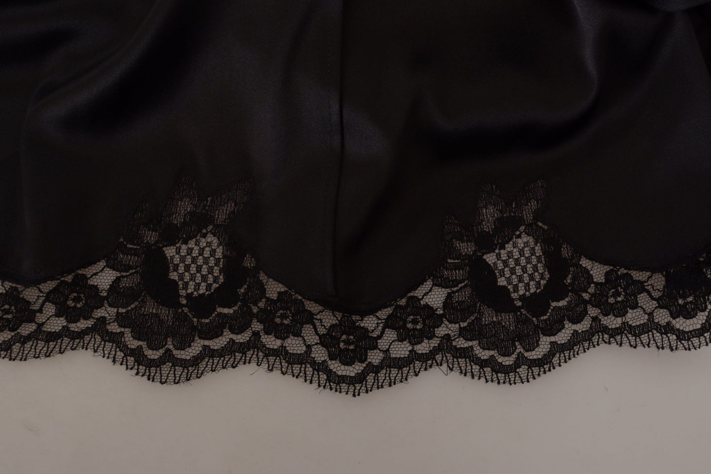 Elegante vestido negro de corte A con escote en V