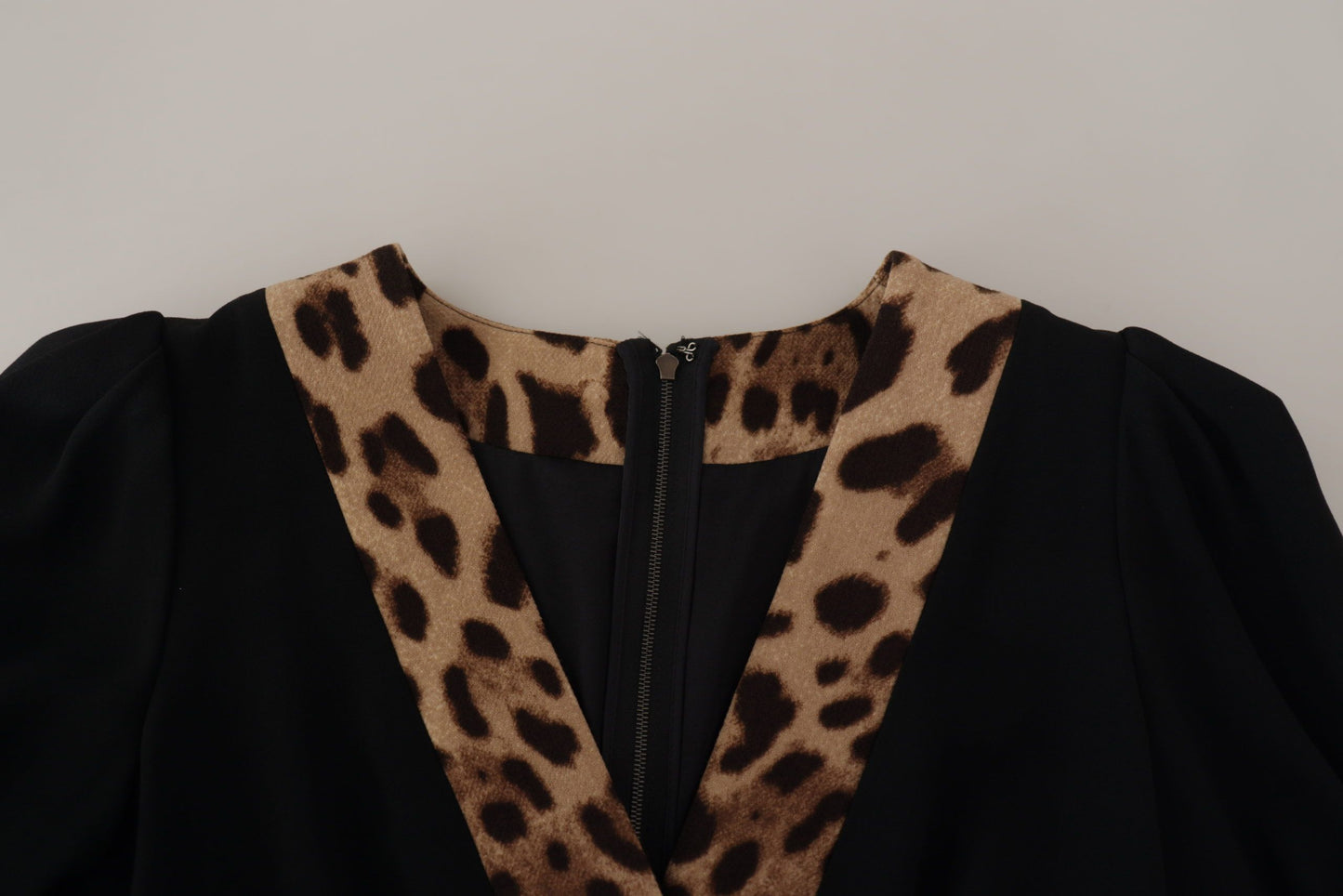 Elegante vestido negro de corte A con escote en V