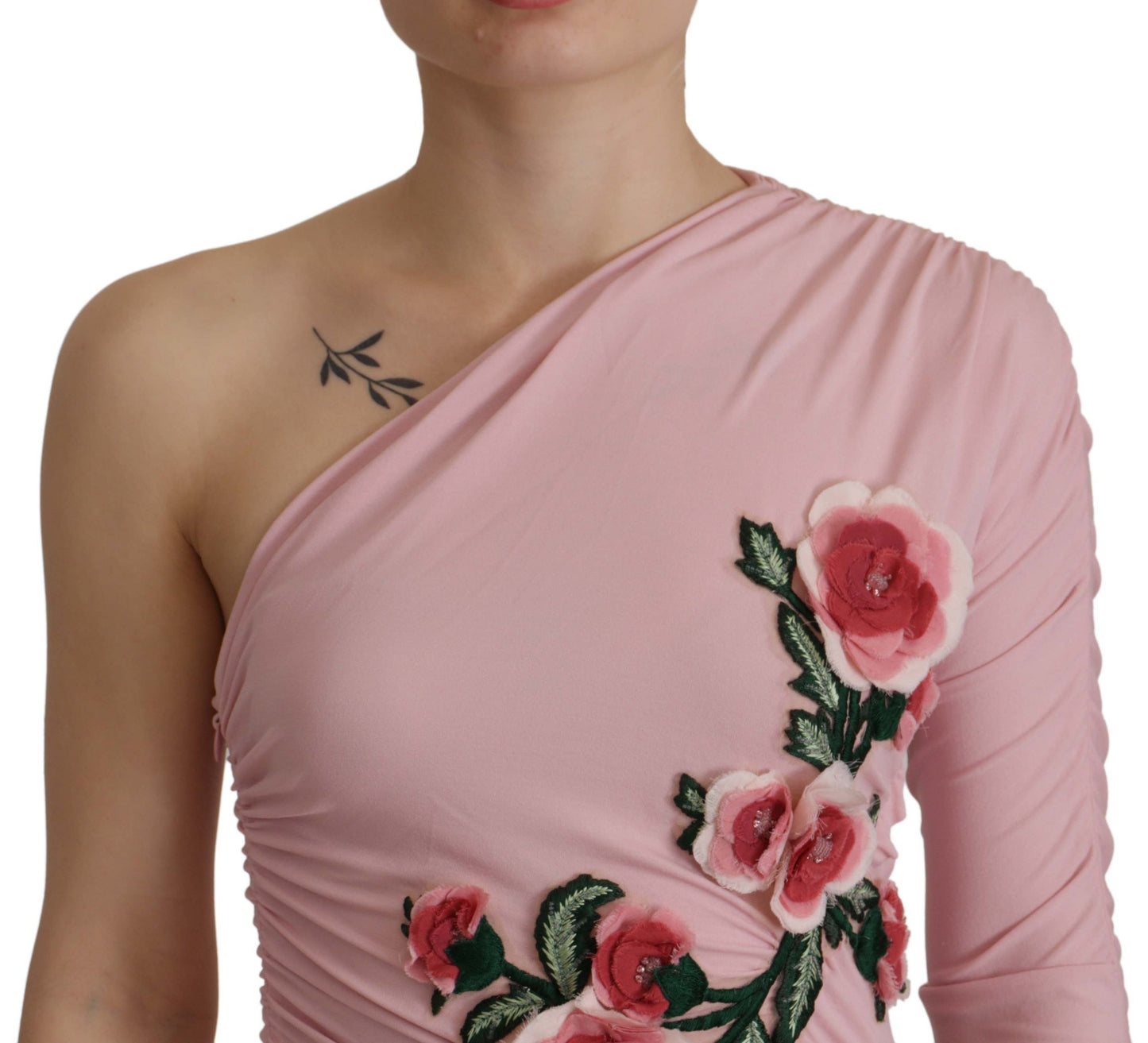 Elegante vestido rosa ajustado de un solo hombro