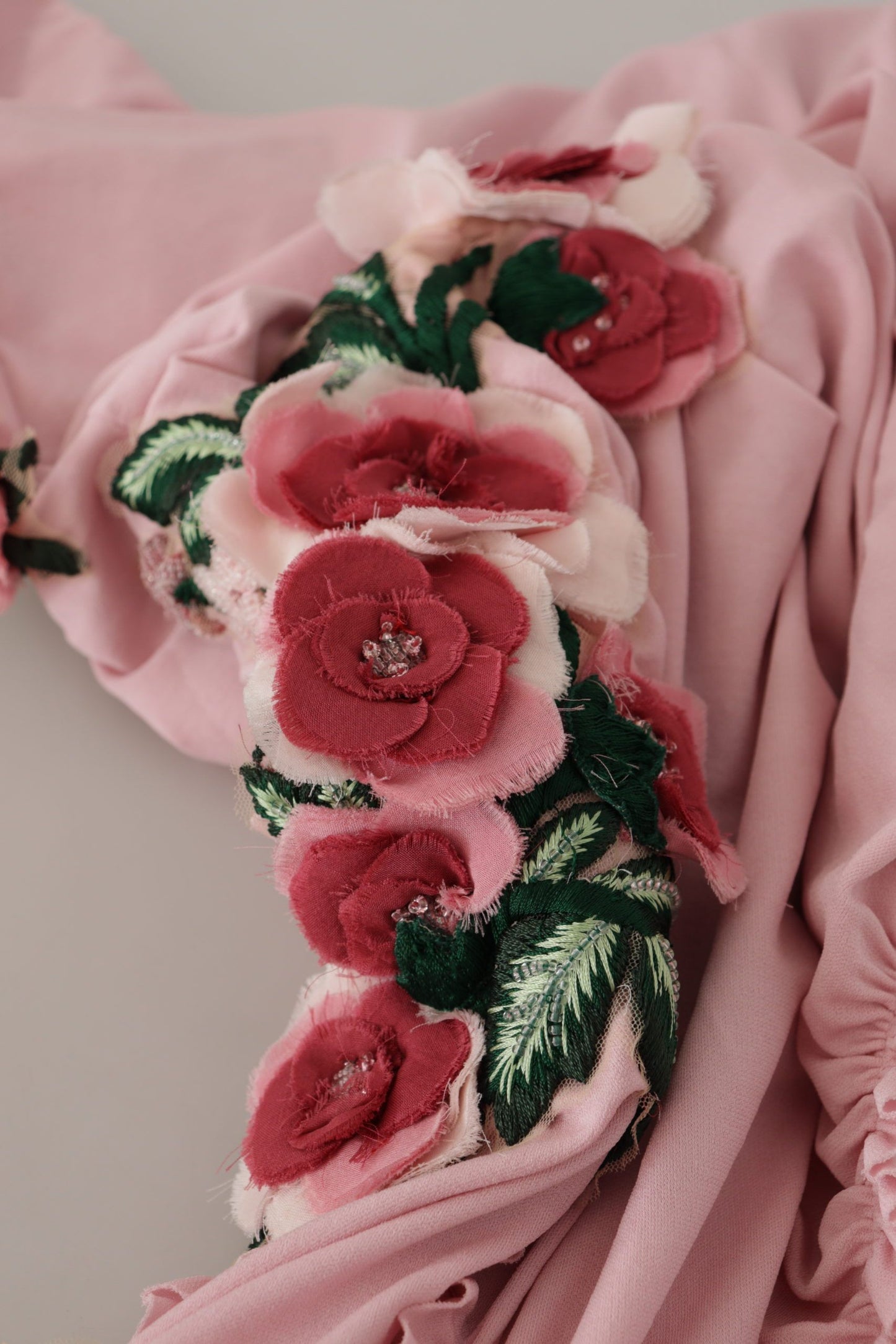 Elegante vestido rosa ajustado de un solo hombro