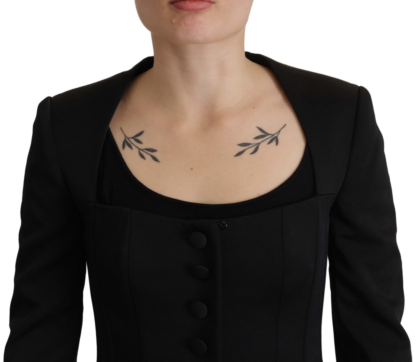Chaqueta elegante negra con broches y forro de seda