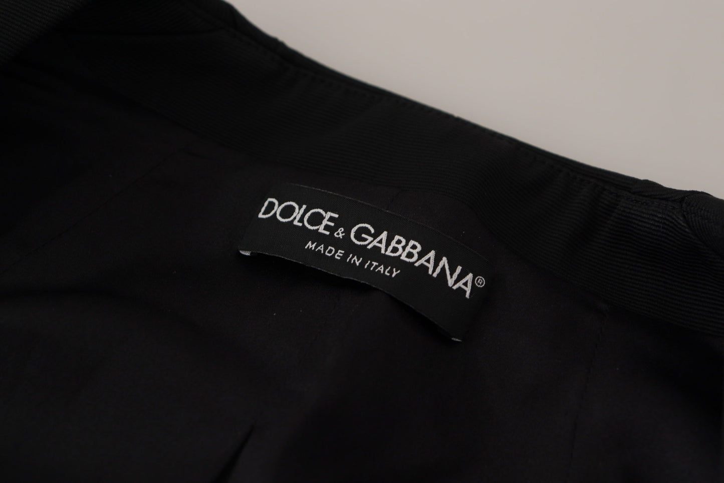 Chaqueta elegante negra con broches y forro de seda