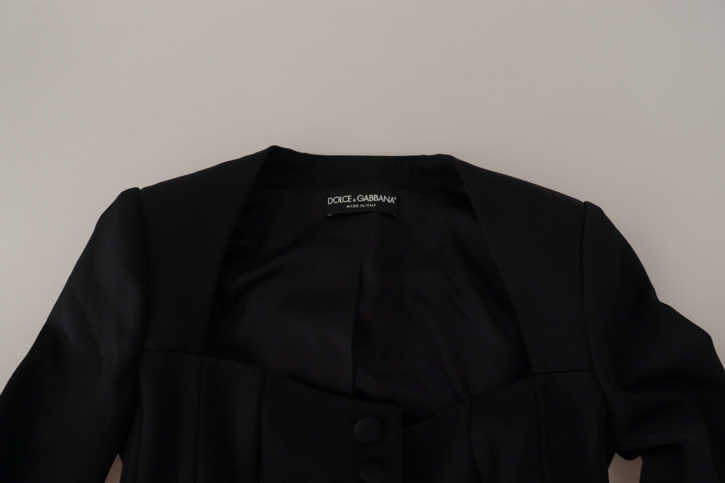Chaqueta elegante negra con broches y forro de seda