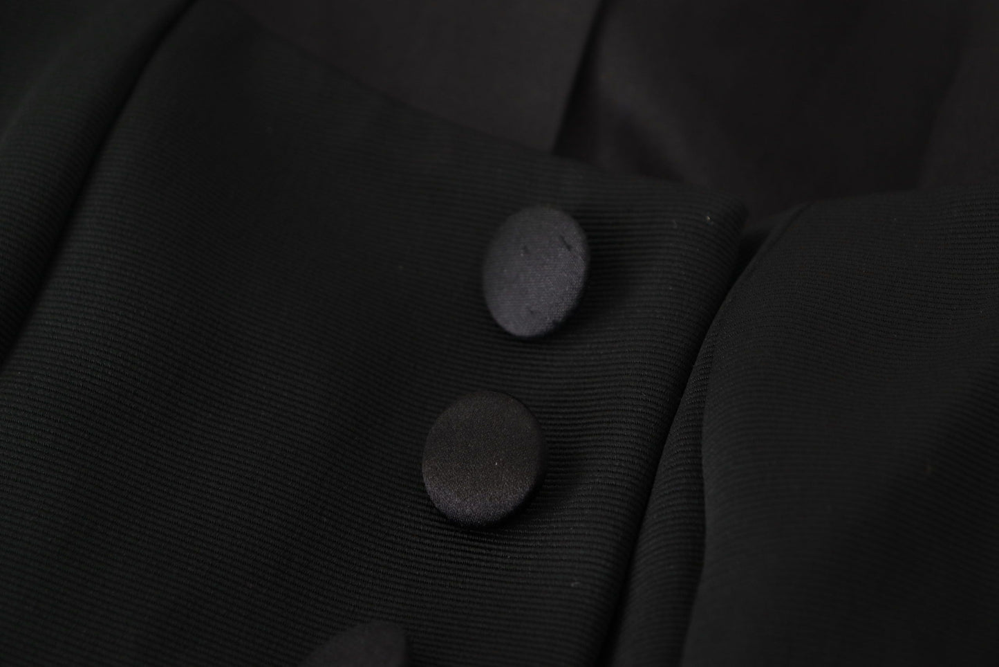Chaqueta elegante negra con broches y forro de seda