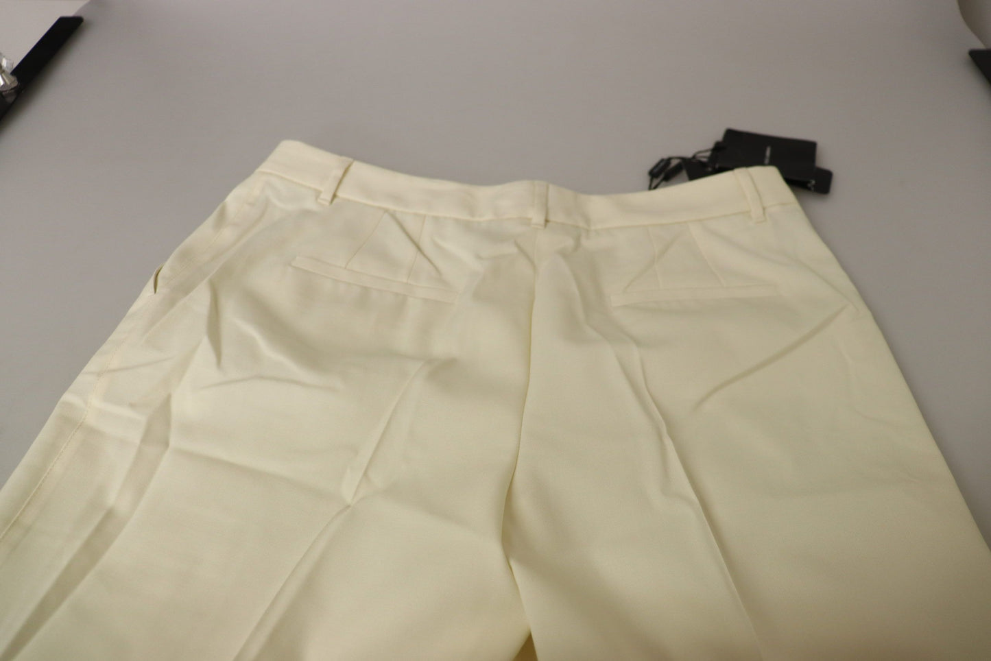 Elegantes pantalones de lana color marfil de cintura alta