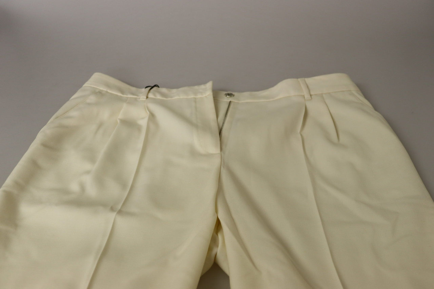 Elegantes pantalones de lana color marfil de cintura alta