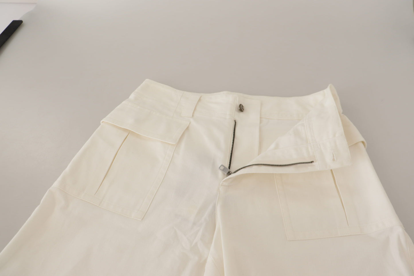 Pantalones elegantes blancos de cintura alta y corte cónico