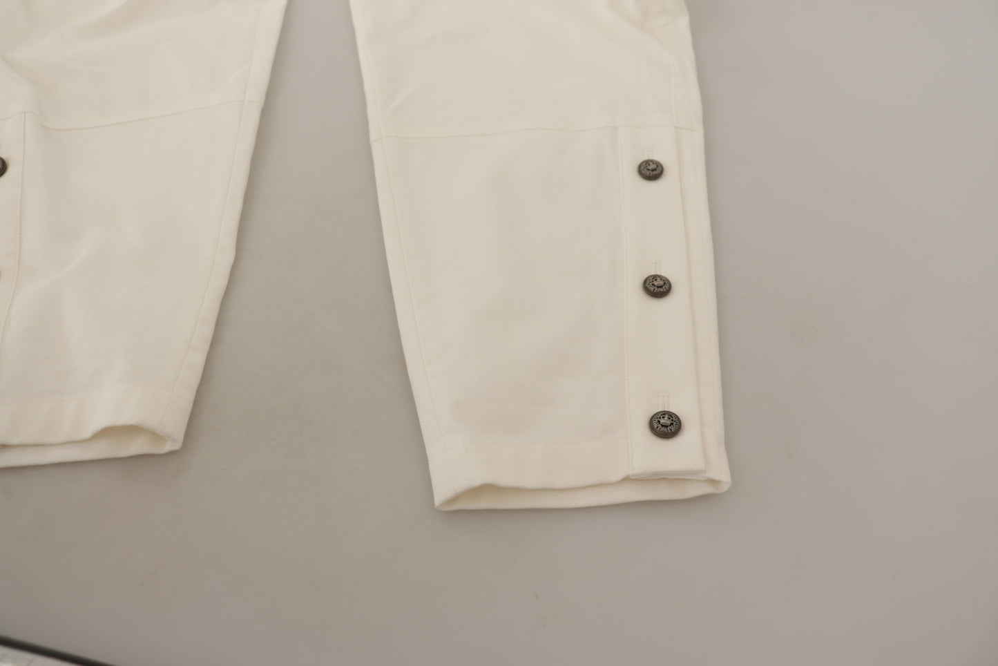 Pantalones elegantes blancos de cintura alta y corte cónico