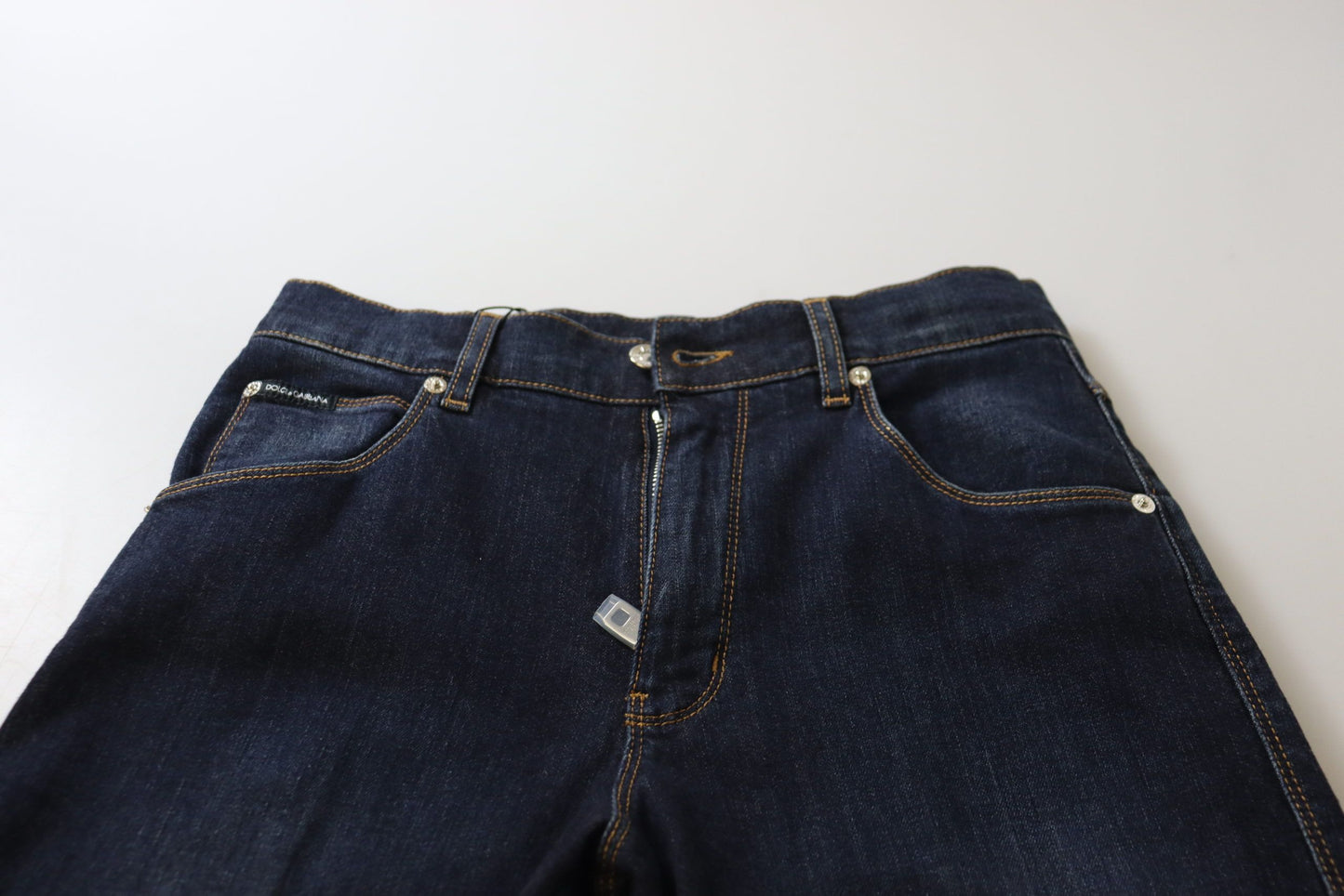 Mejora tu estilo denim con jeans ajustados de cintura alta