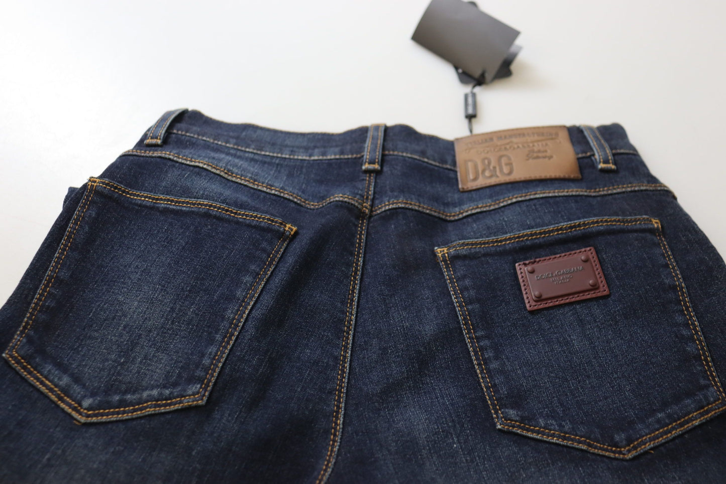Mejora tu estilo denim con jeans ajustados de cintura alta