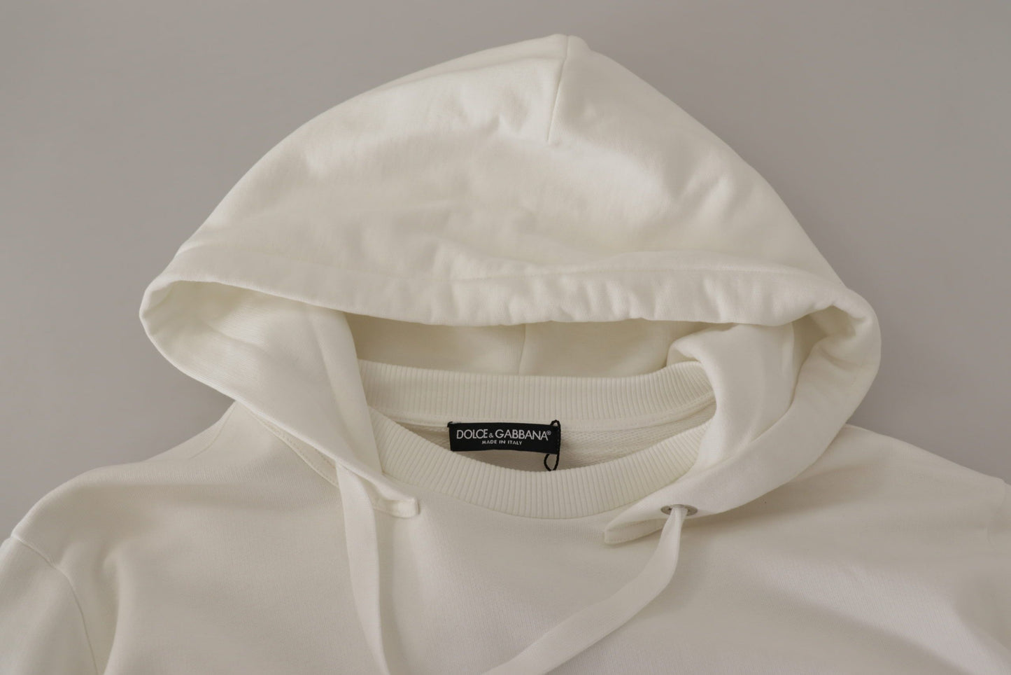 Suéter elegante con capucha blanca