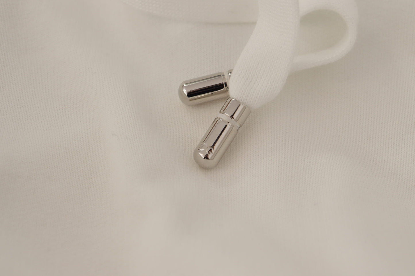 Suéter elegante con capucha blanca