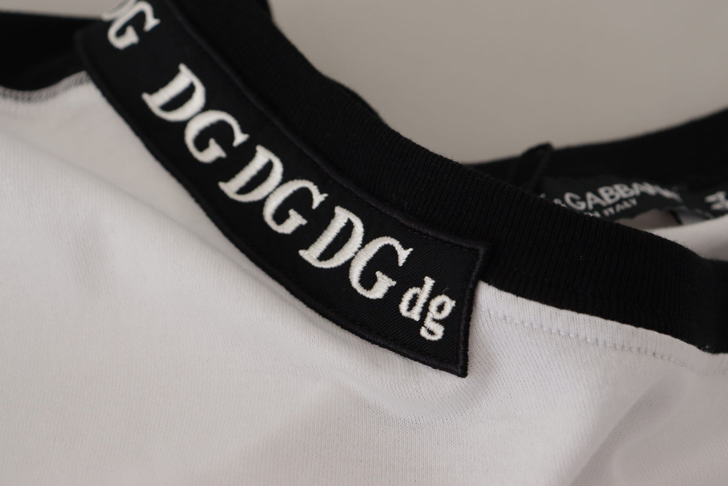 Elegante camiseta con eslogan y cuello redondo
