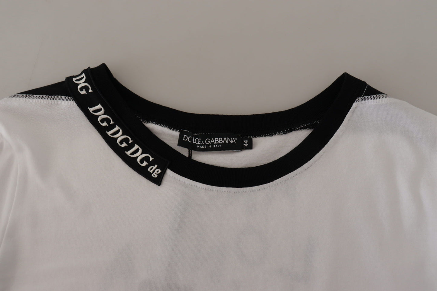 Elegante camiseta con eslogan y cuello redondo