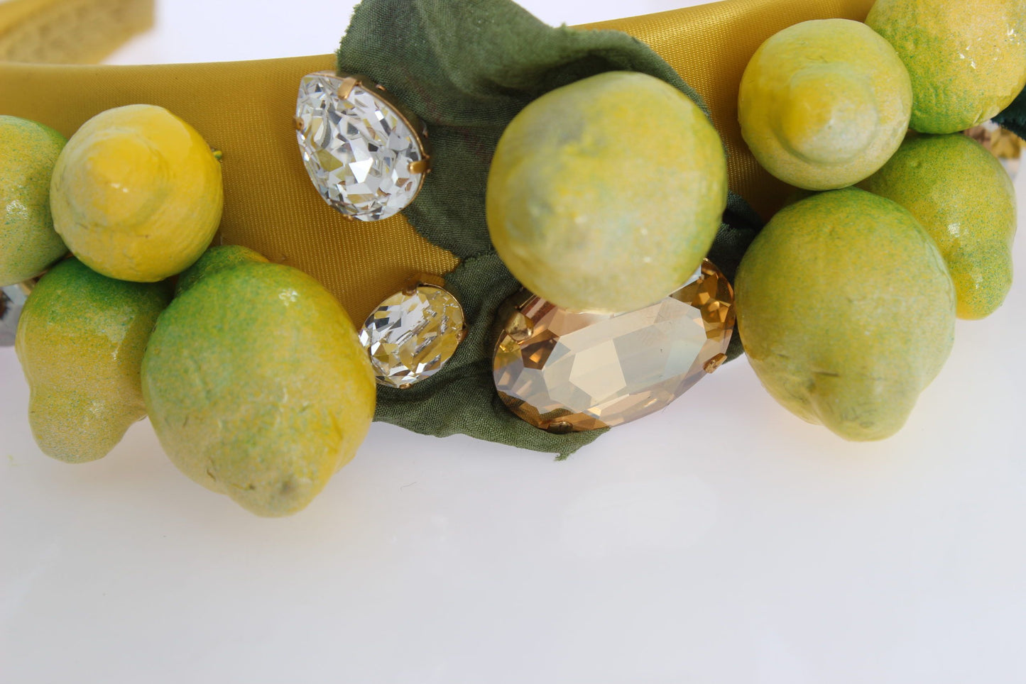 Exquisita diadema de seda con cristales de limón