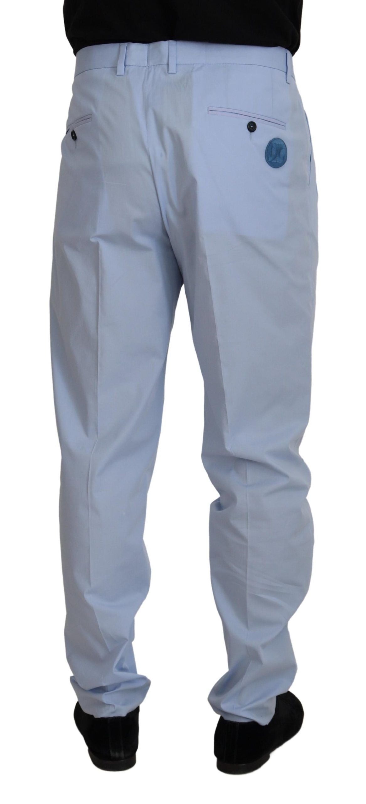 Elegantes pantalones chinos ajustados en azul claro
