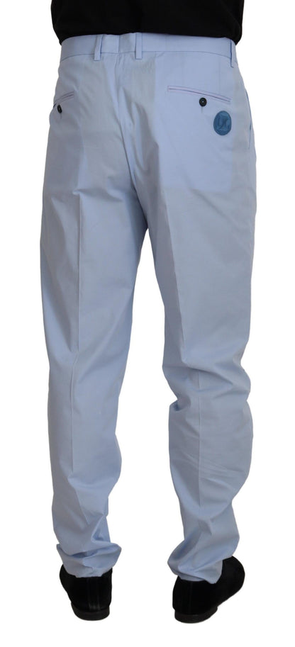 Elegantes pantalones chinos ajustados en azul claro