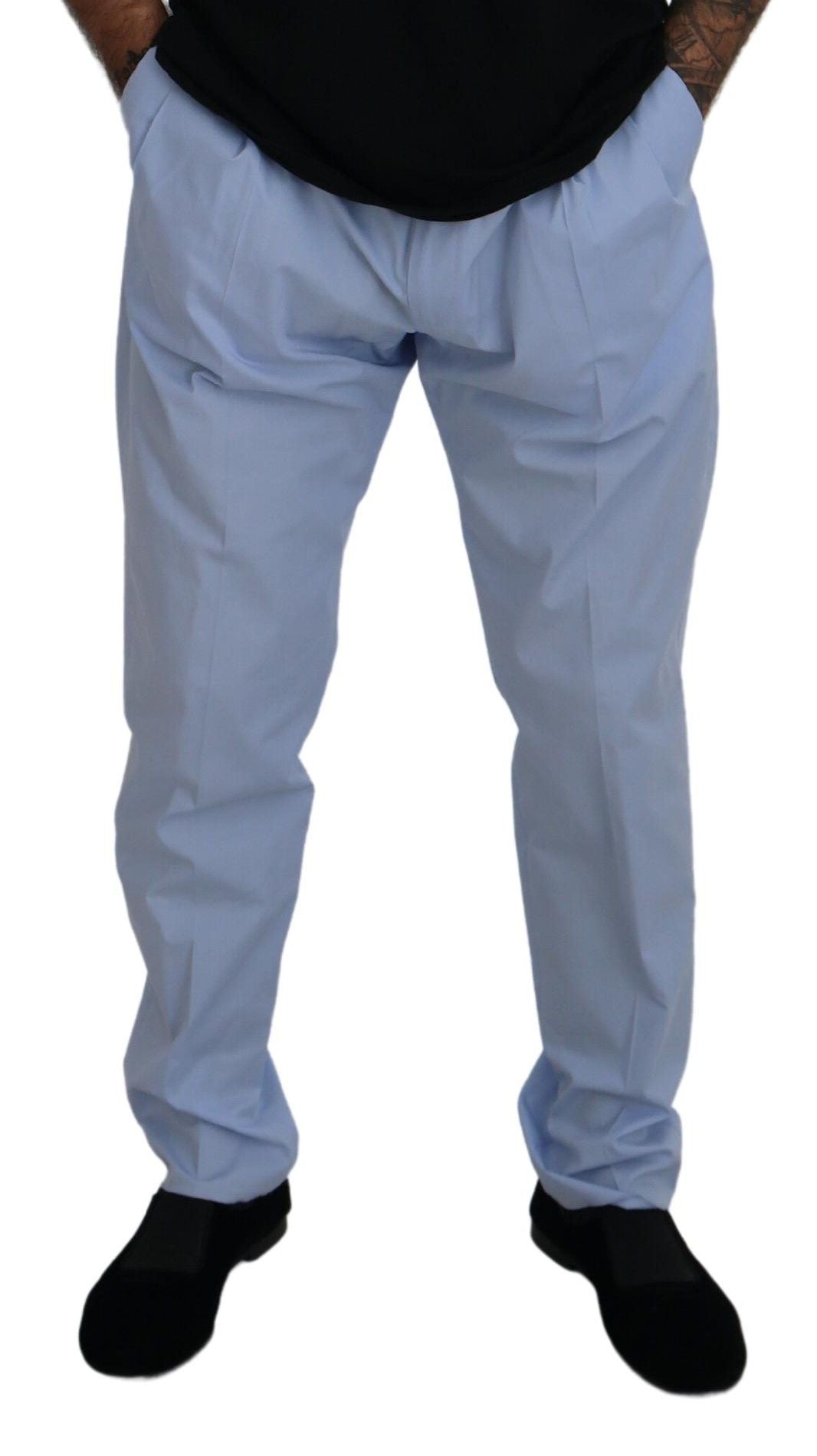 Elegantes pantalones chinos ajustados en azul claro