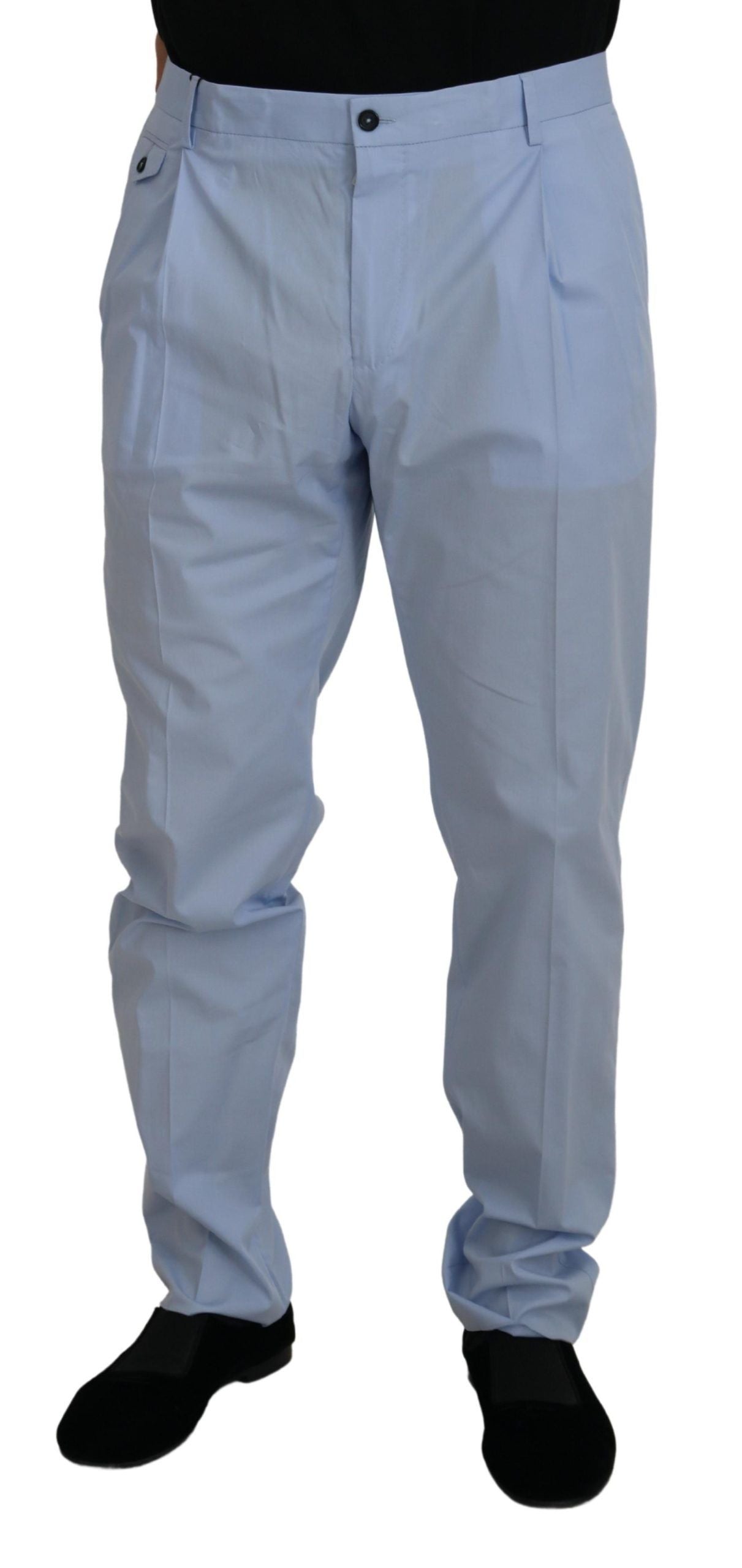 Elegantes pantalones chinos ajustados en azul claro