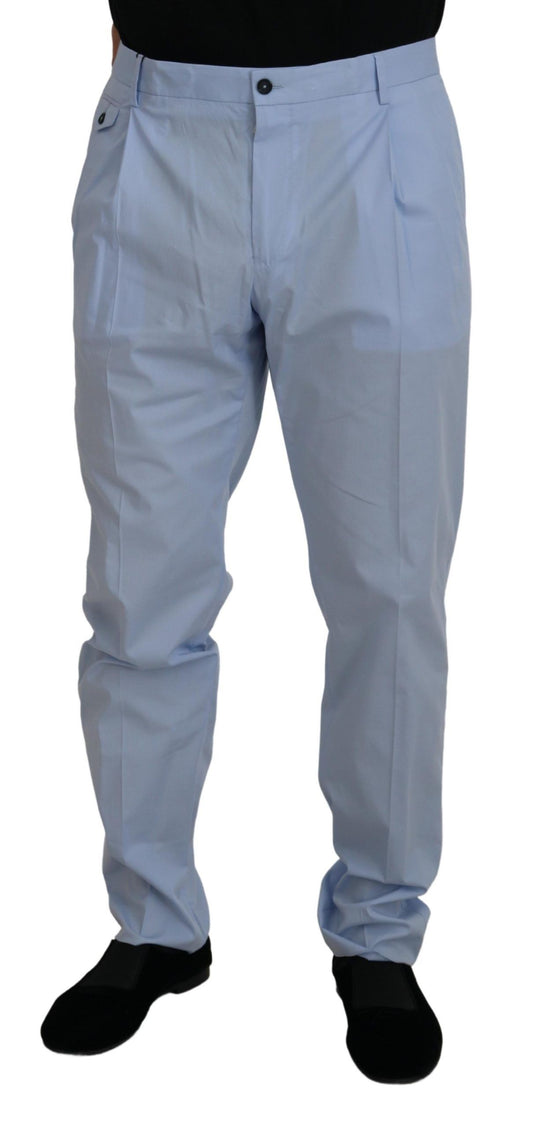 Elegantes pantalones chinos ajustados en azul claro