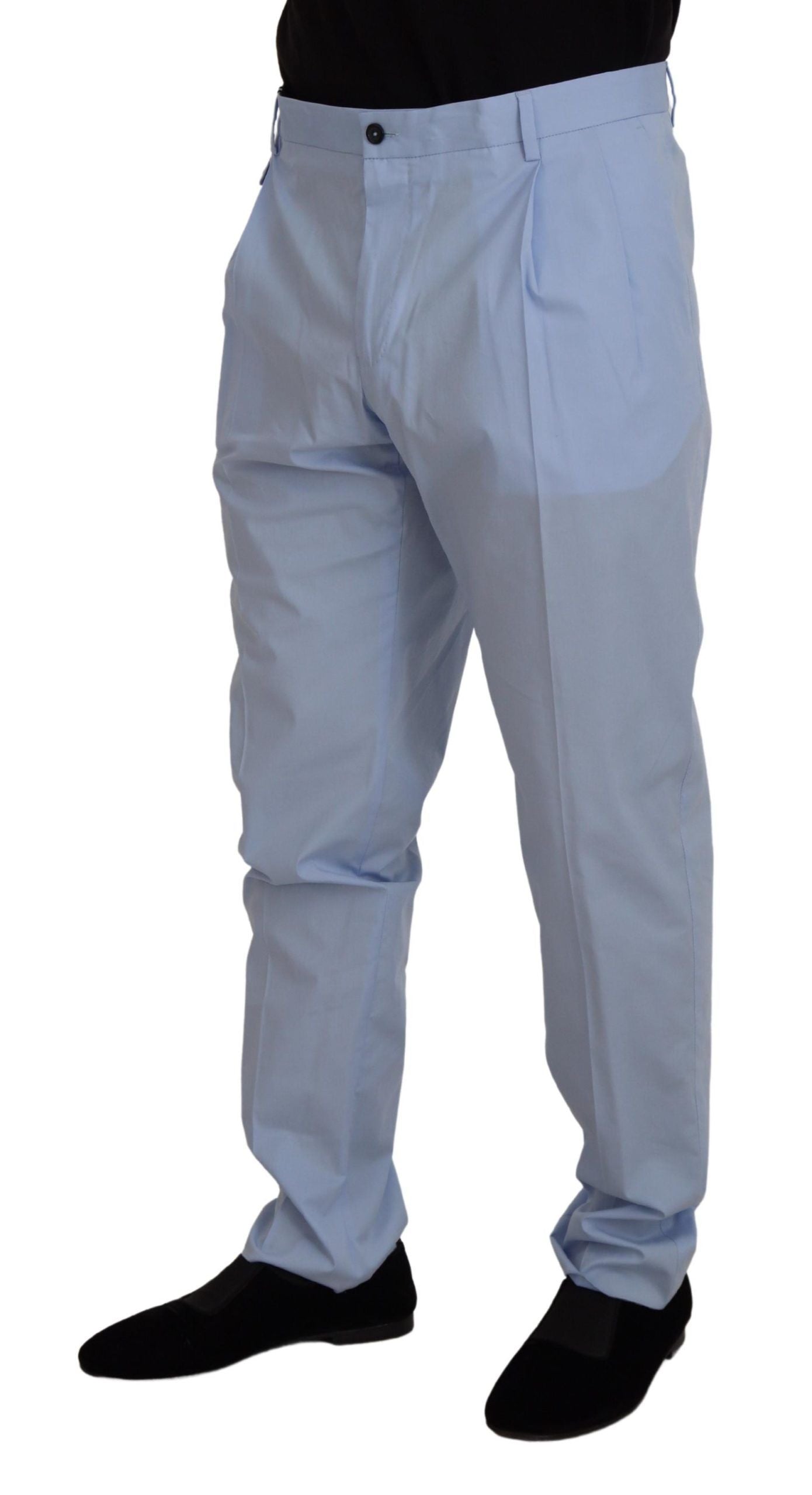Elegantes pantalones chinos ajustados en azul claro