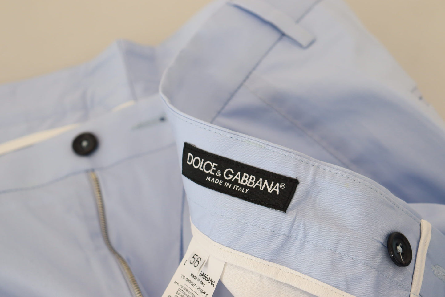 Elegantes pantalones chinos ajustados en azul claro