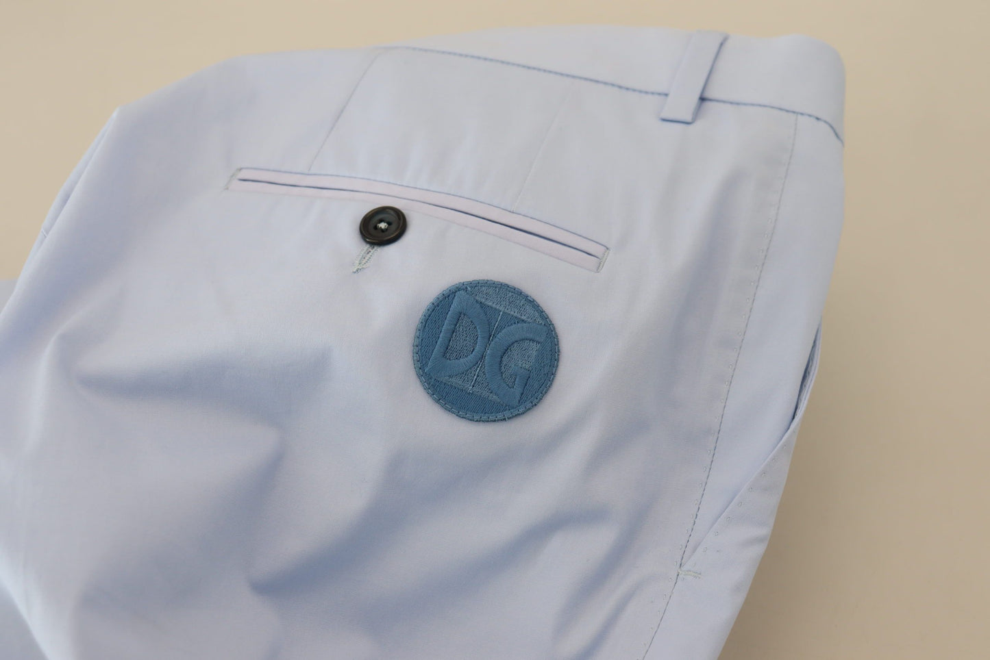 Elegantes pantalones chinos ajustados en azul claro