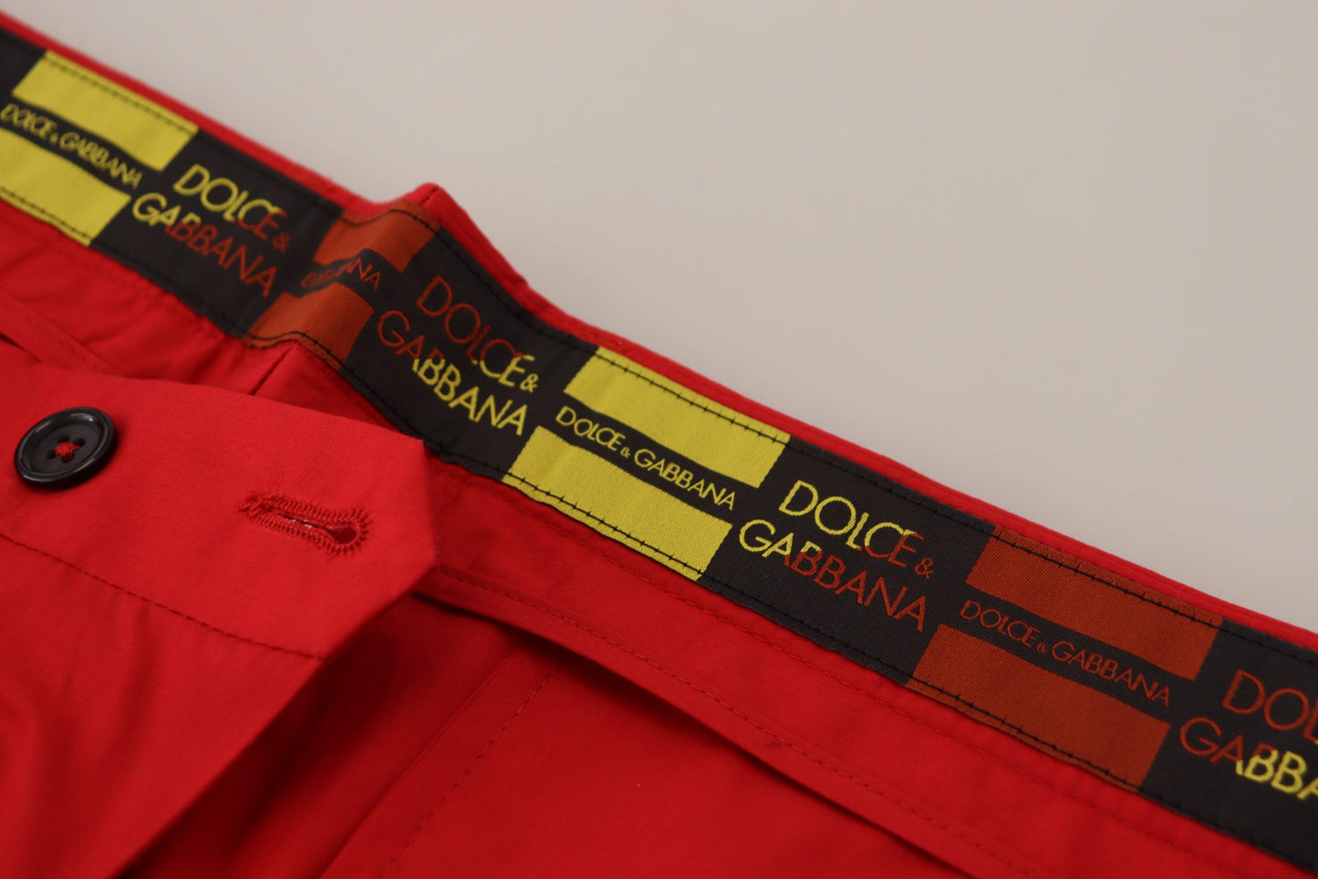 Elegantes pantalones chinos de corte entallado color carmesí