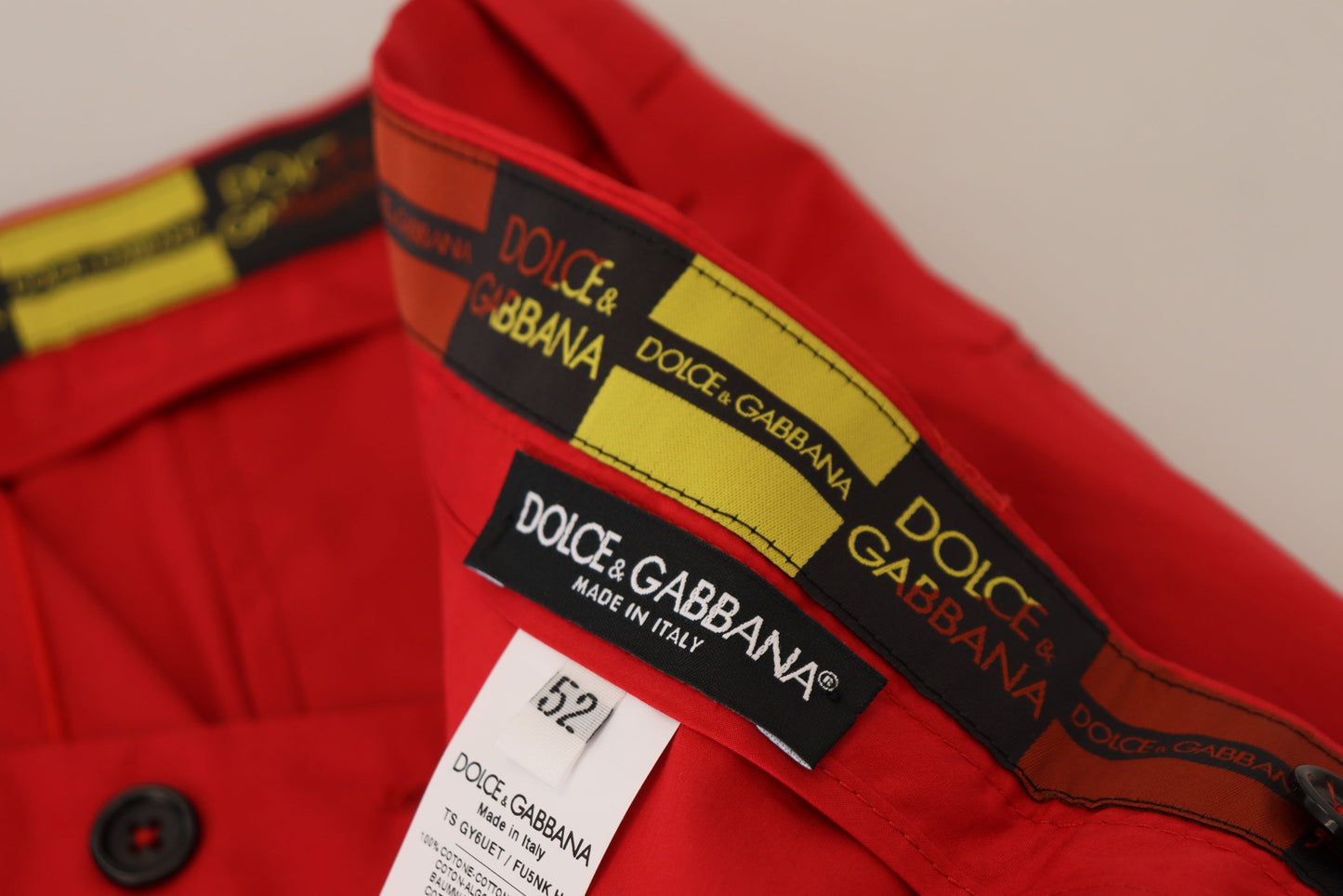 Elegantes pantalones chinos de corte entallado color carmesí