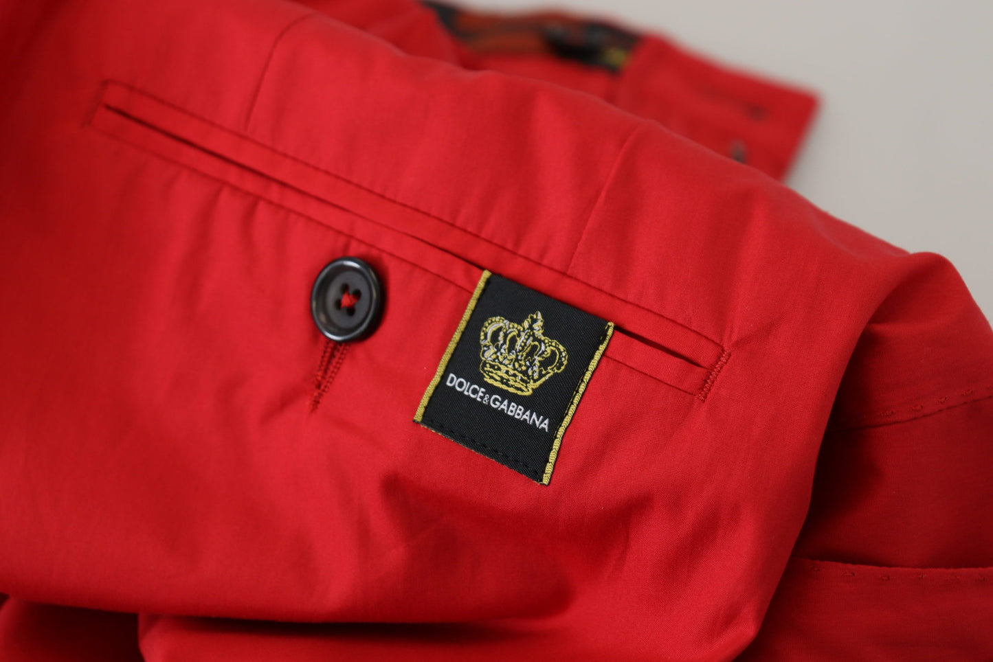 Elegantes pantalones chinos de corte entallado color carmesí