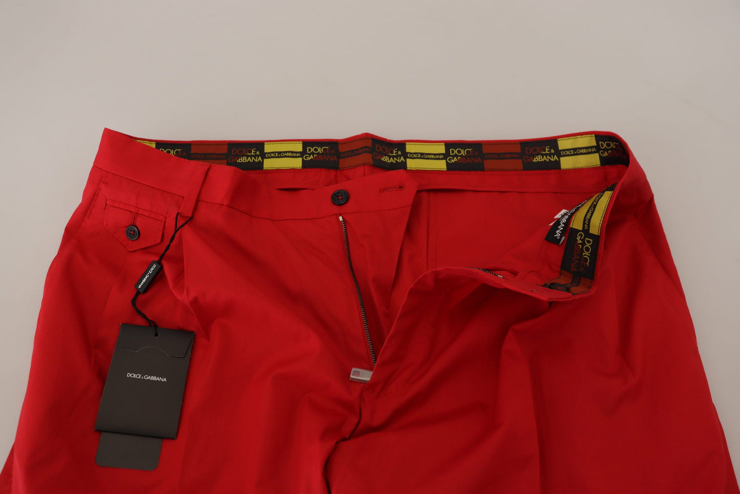 Elegantes pantalones chinos de corte entallado color carmesí
