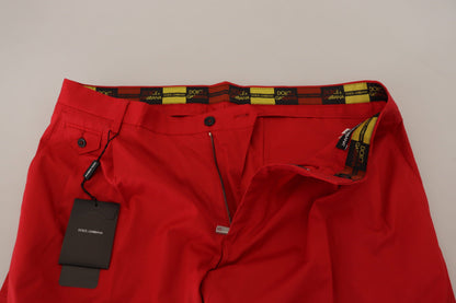 Elegantes pantalones chinos de corte entallado color carmesí