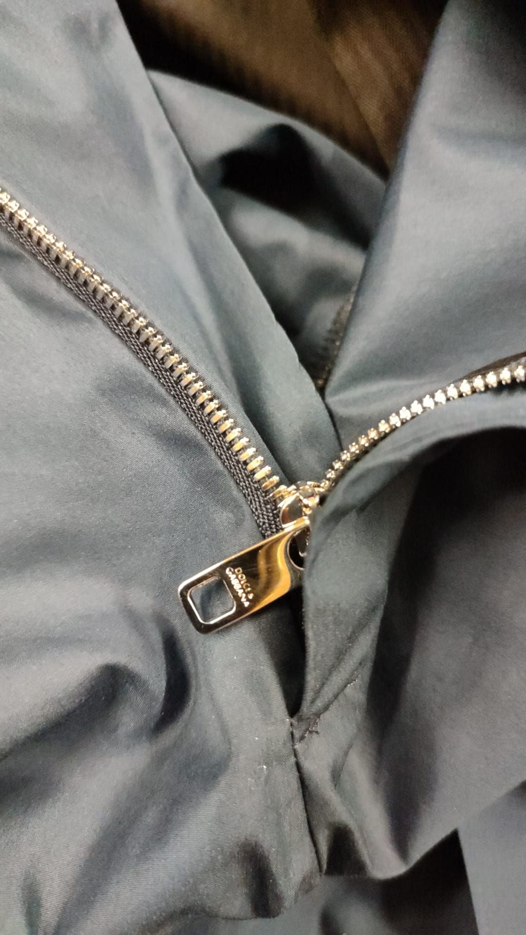 Elegantes pantalones chinos de corte entallado en mezcla de seda azul