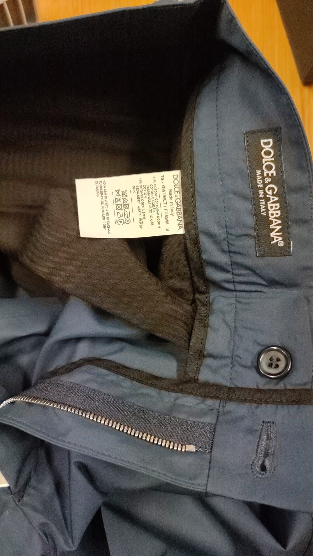 Elegantes pantalones chinos de corte entallado en mezcla de seda azul