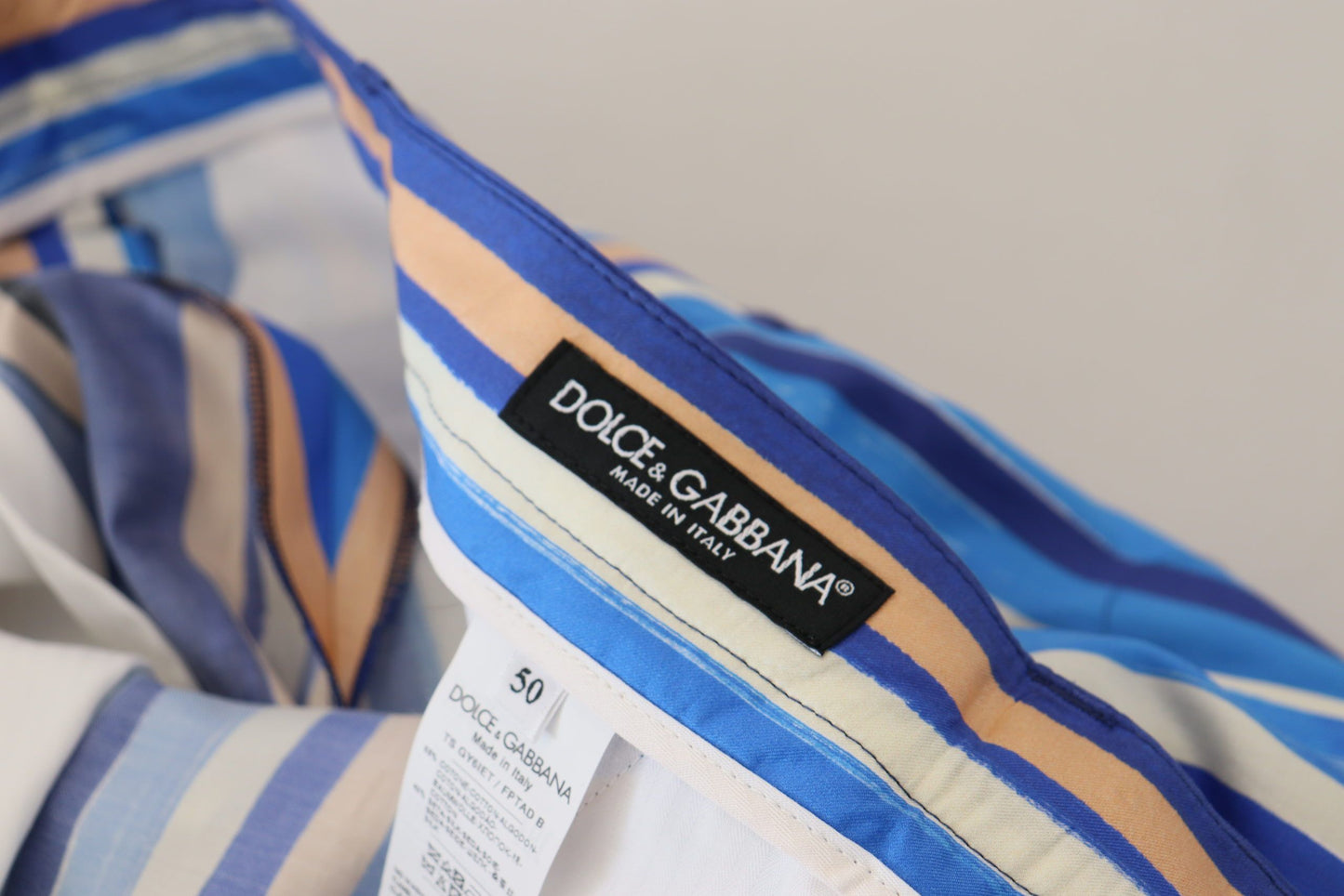 Pantalones chinos elegantes de rayas y corte entallado