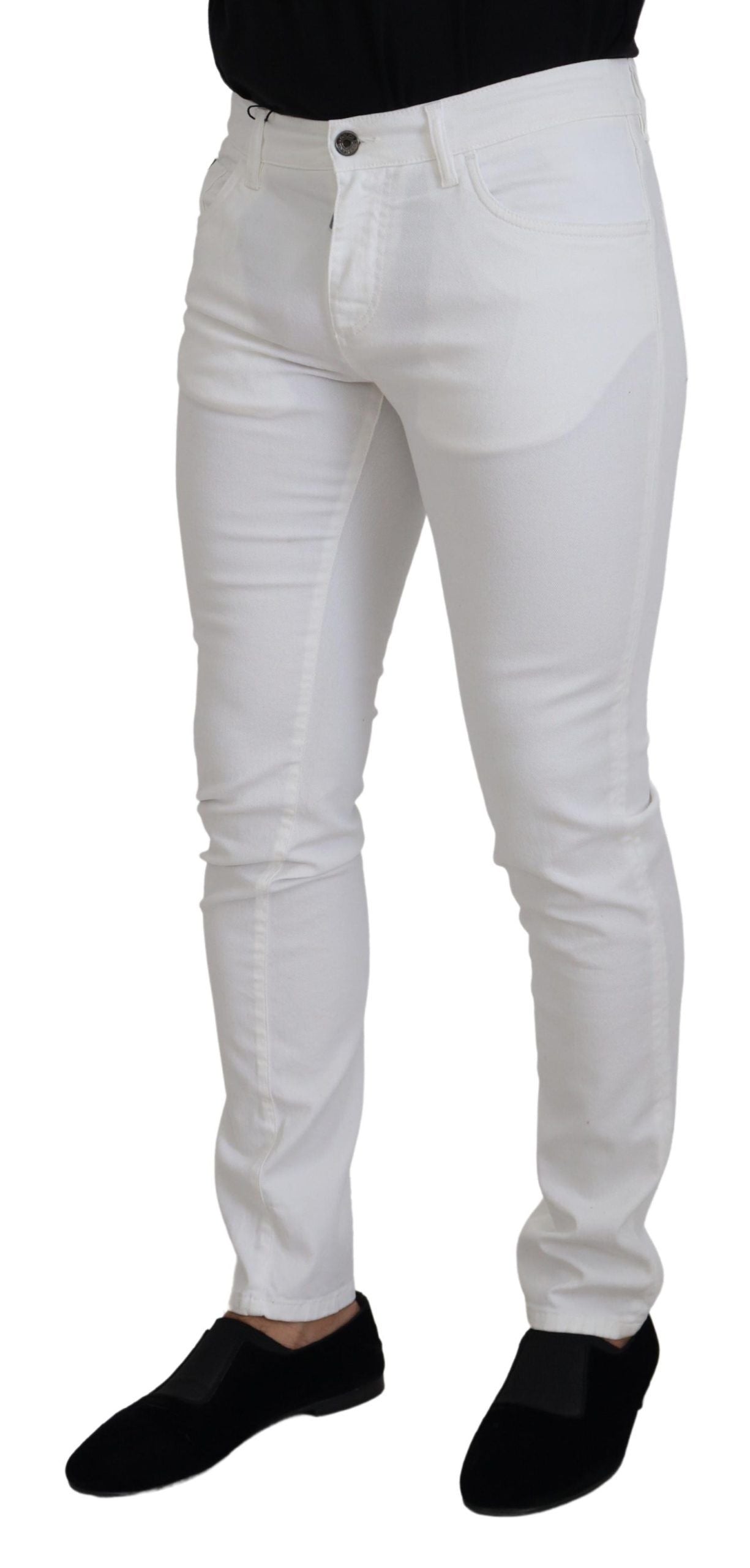 Vaqueros blancos ajustados y elegantes