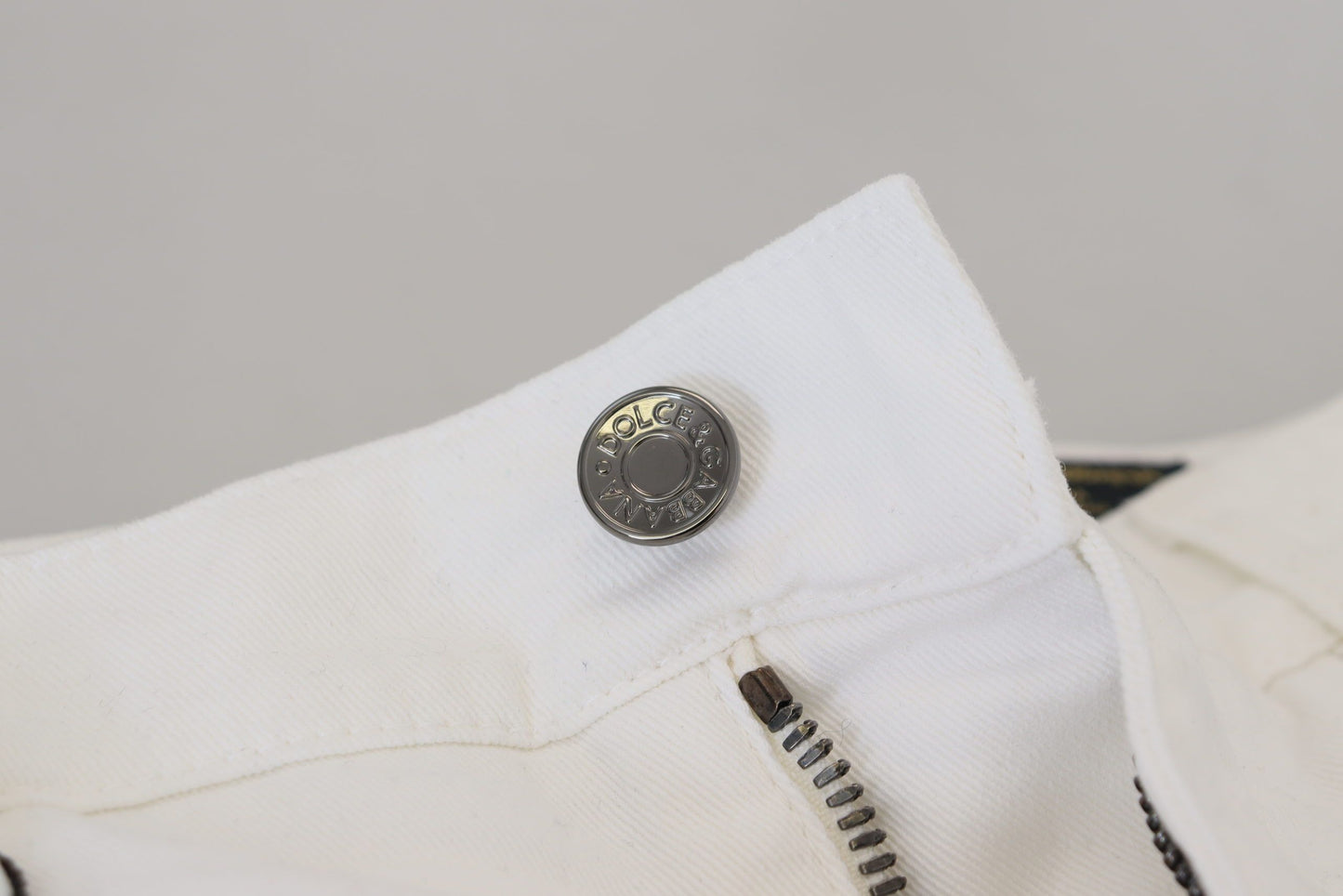 Vaqueros blancos ajustados y elegantes