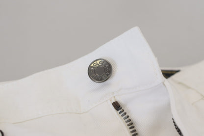 Vaqueros blancos ajustados y elegantes