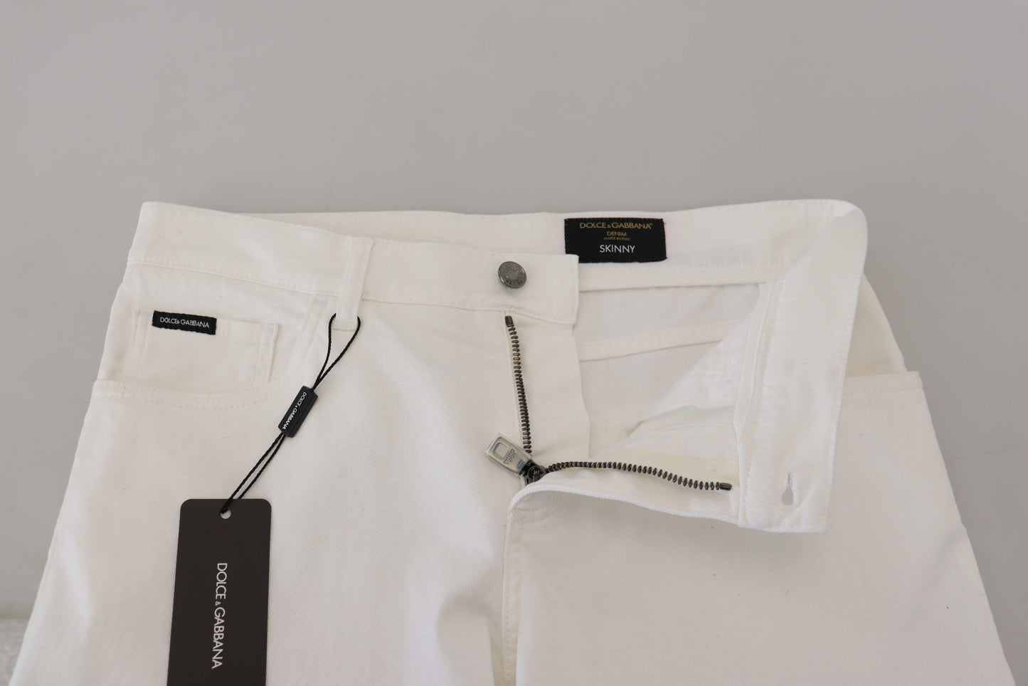 Vaqueros blancos ajustados y elegantes